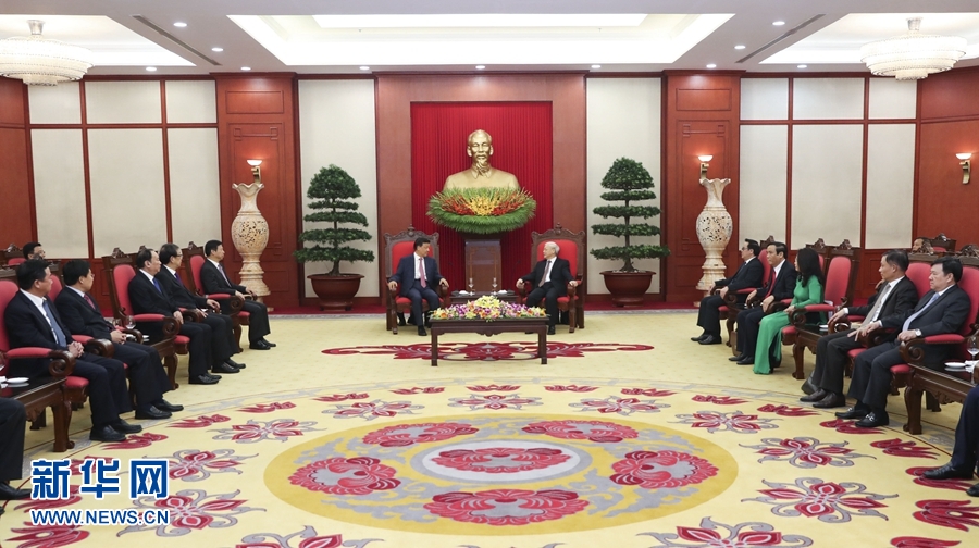 應越南共產(chǎn)黨邀請，中共中央政治局常委、中央書記處書記劉云山9月18日至19日對越南進行正式訪問。這是9月18日，劉云山在河內(nèi)會見越共中央總書記阮富仲。 新華社記者 龐興雷 攝