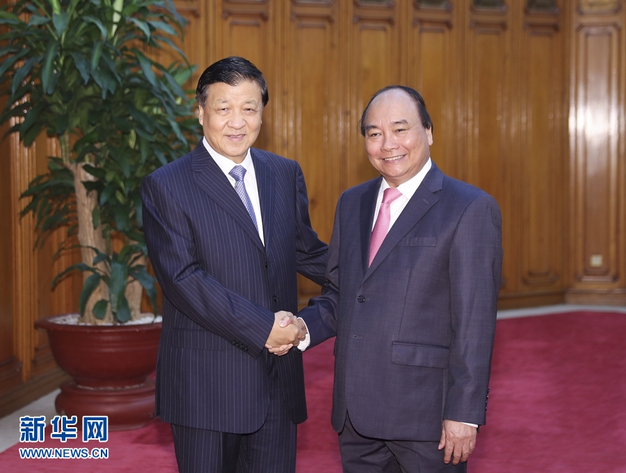 應越南共產(chǎn)黨邀請，中共中央政治局常委、中央書記處書記劉云山9月18日至19日對越南進行正式訪問。這是9月19日，劉云山在河內(nèi)會見越南總理阮春福。 新華社記者 丁林 攝