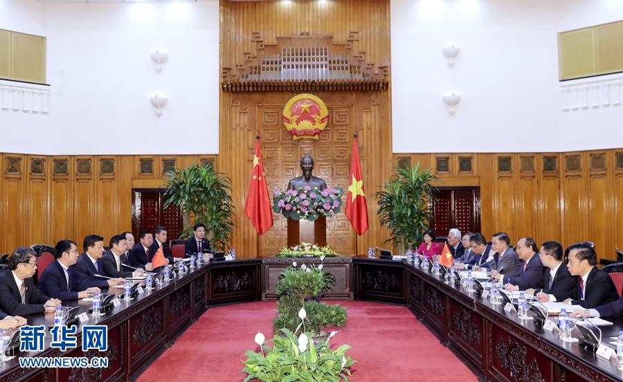 應越南共產(chǎn)黨邀請，中共中央政治局常委、中央書記處書記劉云山9月18日至19日對越南進行正式訪問。這是9月19日，劉云山在河內(nèi)會見越南總理阮春福。 新華社記者 丁林 攝