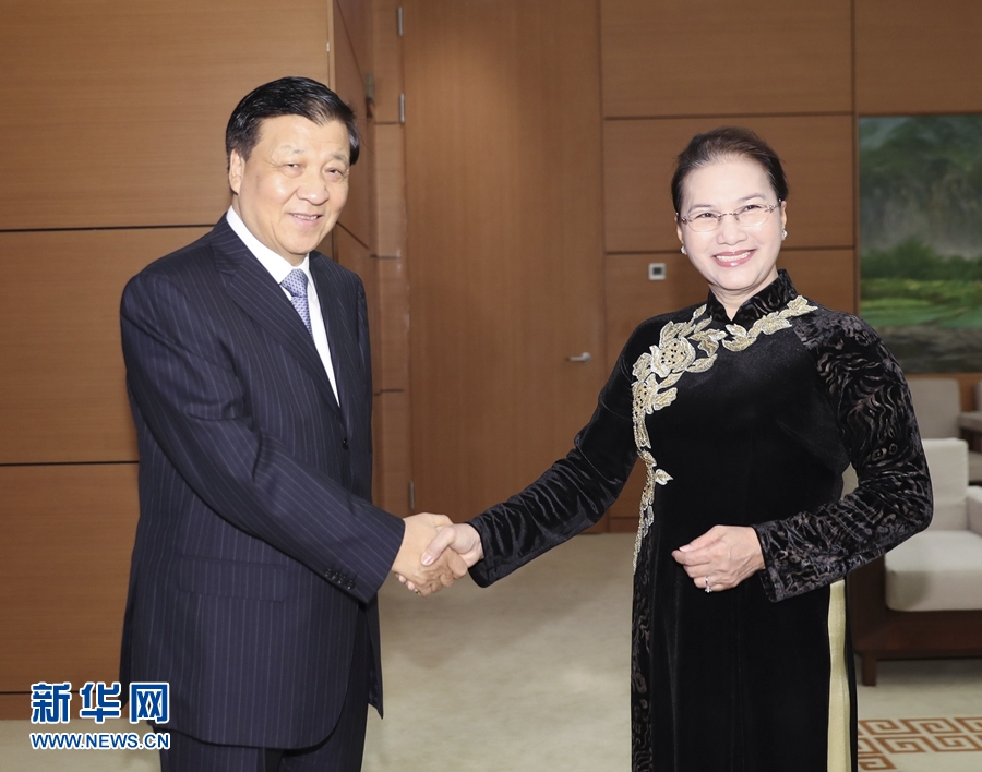 應越南共產(chǎn)黨邀請，中共中央政治局常委、中央書記處書記劉云山9月18日至19日對越南進行正式訪問。這是9月19日，劉云山在河內(nèi)會見越南國會主席阮氏金銀。 新華社記者 丁林 攝