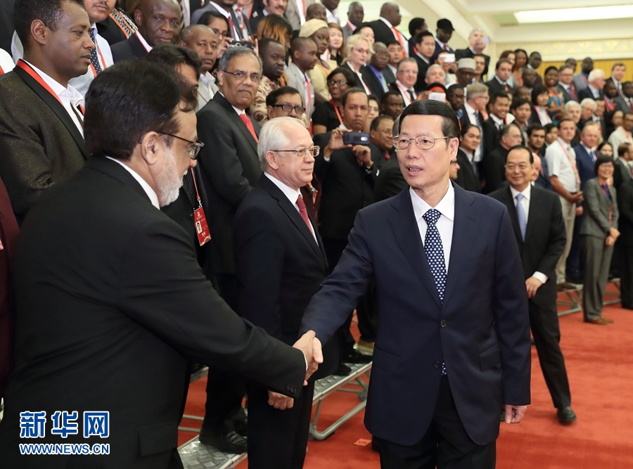 9月21日，中共中央政治局常委、國務院副總理張高麗在北京人民大會堂會見來華參加2017“一帶一路”媒體合作論壇的外方代表并回答大家關心的問題。新華社記者王曄攝 