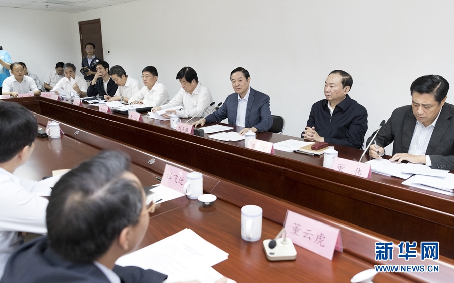 9月22日，中共中央政治局委員、中央書(shū)記處書(shū)記、中宣部部長(zhǎng)劉奇葆在北京調(diào)研京劇像音像工程情況。這是劉奇葆與有關(guān)方面負(fù)責(zé)同志座談交流。新華社記者 丁海濤 攝
