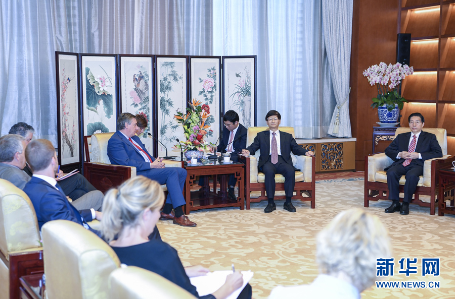 9月26日，中共中央政治局委員、中央政法委書記孟建柱在北京會(huì)見來華出席國際刑警組織第86屆全體大會(huì)的比利時(shí)副首相兼內(nèi)政大臣讓邦。國務(wù)委員、公安部部長郭聲琨參加有關(guān)會(huì)見。新華社記者 張領(lǐng) 攝