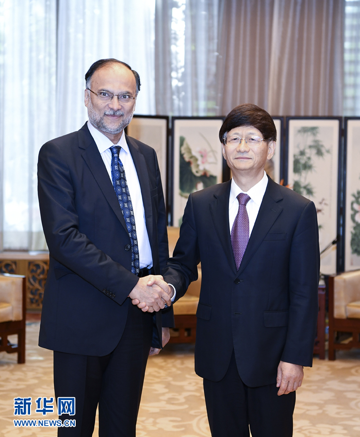 9月26日，中共中央政治局委員、中央政法委書記孟建柱在北京會(huì)見來華出席國際刑警組織第86屆全體大會(huì)的巴基斯坦內(nèi)政部長伊克巴爾。新華社記者 張領(lǐng) 攝