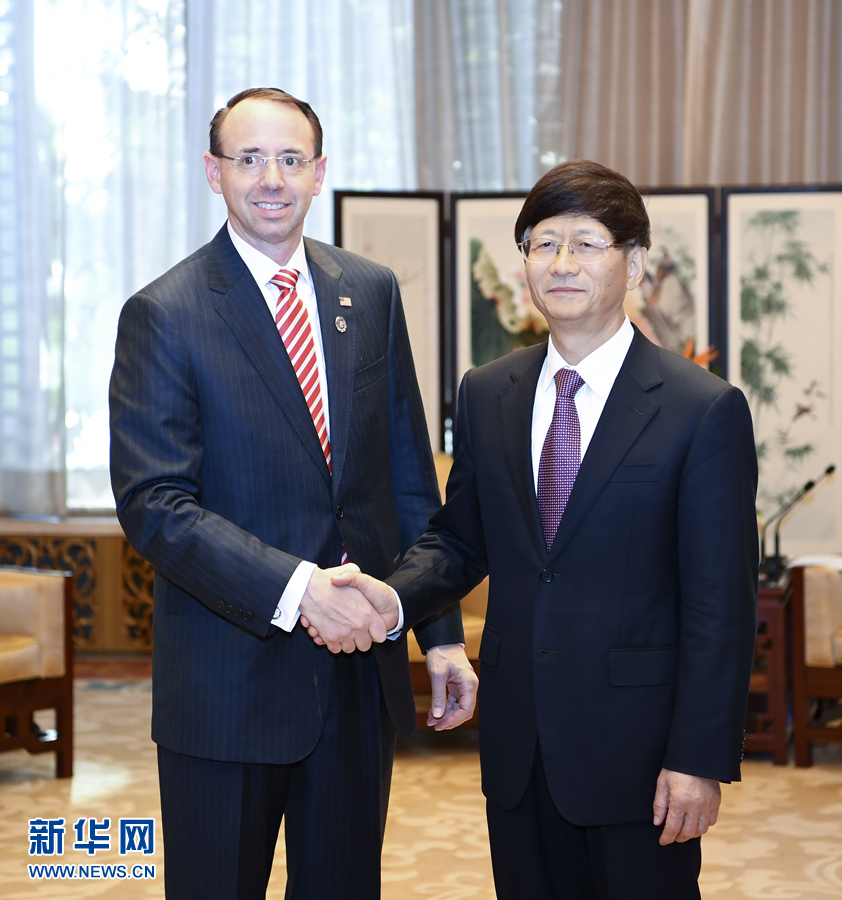 9月26日，中共中央政治局委員、中央政法委書記孟建柱在北京會(huì)見來華出席國際刑警組織第86屆全體大會(huì)的美國司法部常務(wù)副部長羅森斯坦。新華社記者 張領(lǐng) 攝