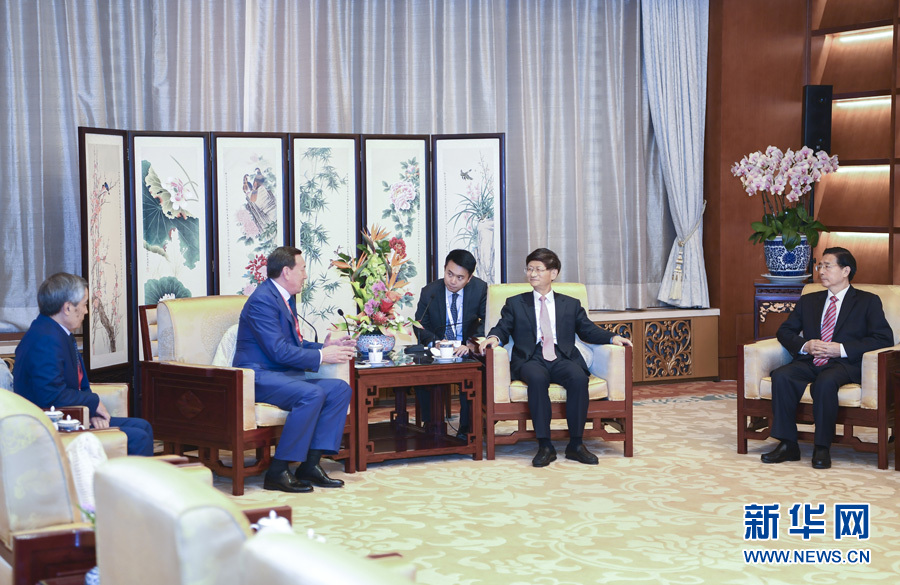 9月26日，中共中央政治局委員、中央政法委書記孟建柱在北京會(huì)見來華出席國際刑警組織第86屆全體大會(huì)的哈薩克斯坦內(nèi)務(wù)部長卡西莫夫。國務(wù)委員、公安部部長郭聲琨參加有關(guān)會(huì)見。新華社記者 張領(lǐng) 攝