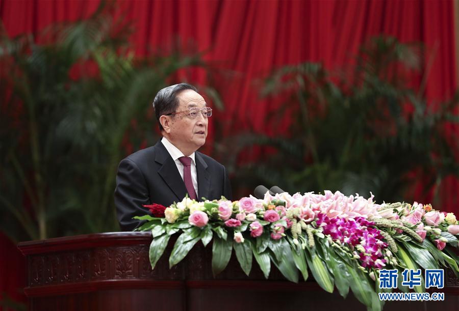 9月28日，全國政協(xié)辦公廳、中共中央統(tǒng)戰(zhàn)部、國務(wù)院僑辦、國務(wù)院港澳辦、國務(wù)院臺(tái)辦在北京人民大會(huì)堂聯(lián)合舉行國慶招待會(huì)。中共中央政治局常委、全國政協(xié)主席俞正聲與2800多名港澳臺(tái)僑各界代表歡聚一堂，慶祝中華人民共和國成立68周年。這是俞正聲在招待會(huì)上致辭。新華社記者 龐興雷 攝
