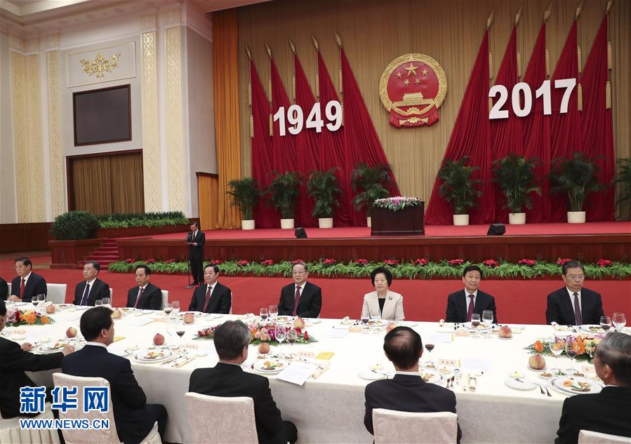 9月28日，全國政協(xié)辦公廳、中共中央統(tǒng)戰(zhàn)部、國務(wù)院僑辦、國務(wù)院港澳辦、國務(wù)院臺(tái)辦在北京人民大會(huì)堂聯(lián)合舉行國慶招待會(huì)。中共中央政治局常委、全國政協(xié)主席俞正聲與2800多名港澳臺(tái)僑各界代表歡聚一堂，慶祝中華人民共和國成立68周年。這是俞正聲在招待會(huì)上致辭。新華社記者 龐興雷 攝