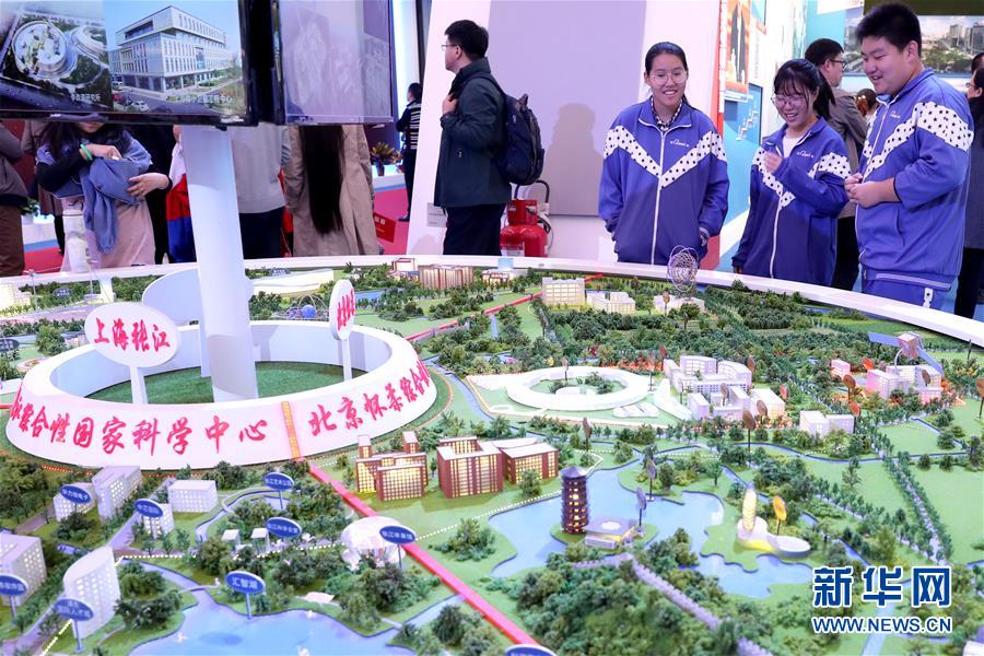 （十九大時光·圖文互動）（4）向著夢想，奮進(jìn)！——來自“砥礪奮進(jìn)的五年”大型成就展現(xiàn)場的報道 