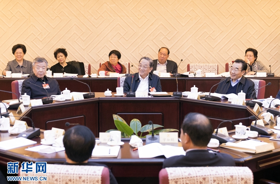 10月30日，政協(xié)第十二屆全國委員會常務(wù)委員會第二十三次會議舉行分組討論，與會人員圍繞深入學(xué)習(xí)貫徹中共十九大精神認(rèn)真討論，積極建言獻(xiàn)策。全國政協(xié)主席俞正聲參加討論。新華社記者 丁海濤 攝
