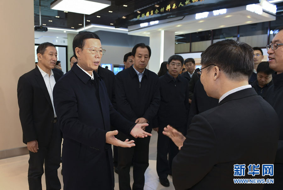 11月14日至15日，國務(wù)院副總理張高麗在黑龍江調(diào)研。這是11月14日，張高麗到黑龍江工業(yè)技術(shù)研究院成果展示中心，了解產(chǎn)學(xué)研結(jié)合推動創(chuàng)新發(fā)展情況。 新華社記者 高潔 攝