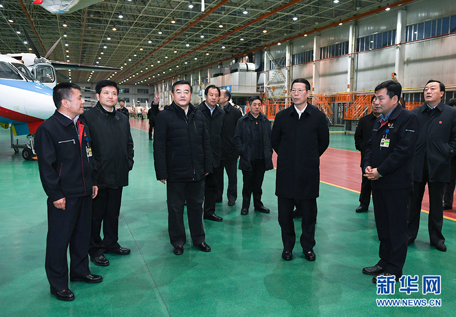 11月14日至15日，國務(wù)院副總理張高麗在黑龍江調(diào)研。這是11月14日，張高麗到哈爾濱飛機工業(yè)集團有限責(zé)任公司了解國有老企業(yè)轉(zhuǎn)型升級情況。 新華社記者 高潔 攝