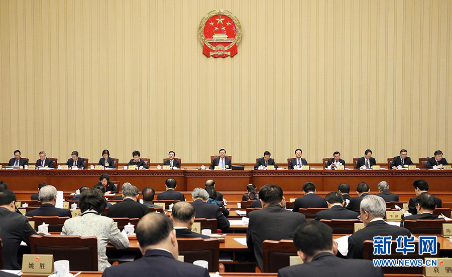 12月23日，十二屆全國(guó)人大常委會(huì)第三十一次會(huì)議在北京人民大會(huì)堂舉行第二次全體會(huì)議。張德江委員長(zhǎng)出席。 新華社記者劉衛(wèi)兵攝