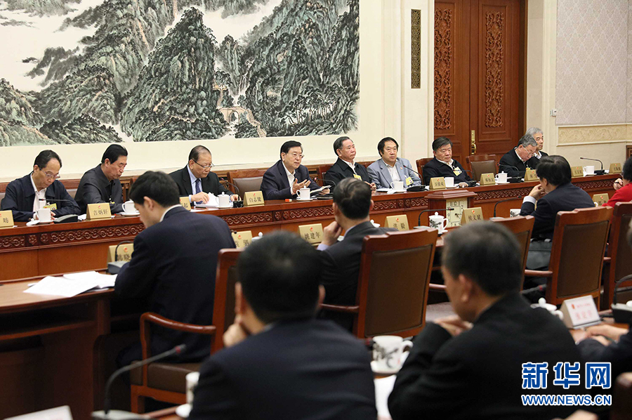 12月23日，十二屆全國(guó)人大常委會(huì)第三十一次會(huì)議舉行分組會(huì)議，審議監(jiān)察法草案二次審議稿等。張德江委員長(zhǎng)參加審議。 新華社記者劉衛(wèi)兵攝