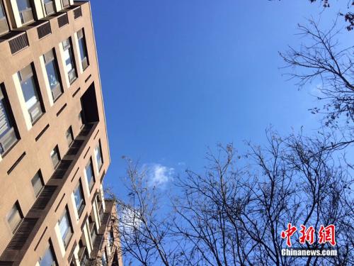 2017年12月7日，北京空氣質(zhì)量較好，圖為北京豐臺區(qū)某小區(qū)拍到的藍天。<a target='_blank'  >中新網(wǎng)</a> 邱宇 攝