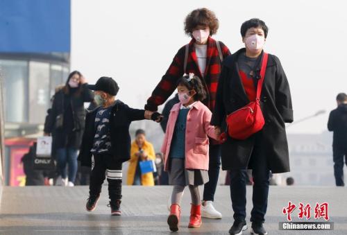 2016年12月19日，北京被霧霾籠罩，民眾戴防霧霾口罩出行。 <a target='_blank' >中新社</a>記者 杜洋 攝