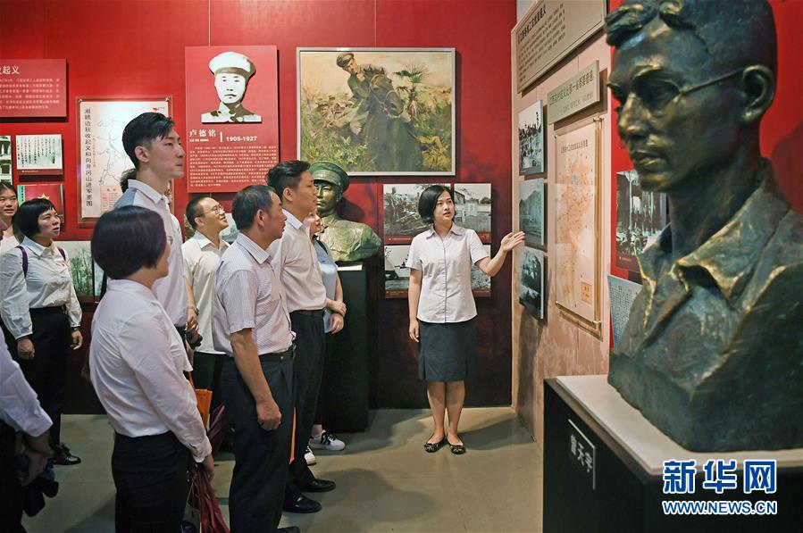 （新華全媒頭條·圖文互動）（7）全黨來一個大學(xué)習(xí)——新時(shí)代中國共產(chǎn)黨人的理論自覺