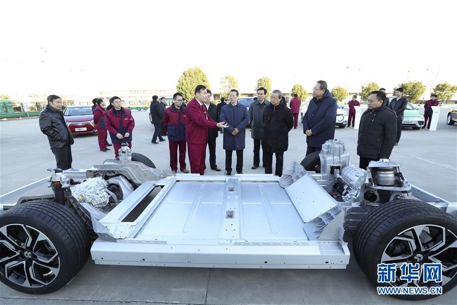 1月9日至10日，國(guó)務(wù)院副總理張高麗在安徽調(diào)研推動(dòng)長(zhǎng)江經(jīng)濟(jì)帶發(fā)展工作。這是1月9日，張高麗在江淮汽車股份有限公司了解企業(yè)生產(chǎn)經(jīng)營(yíng)和參與國(guó)際產(chǎn)能合作情況。新華社記者 龐興雷 攝