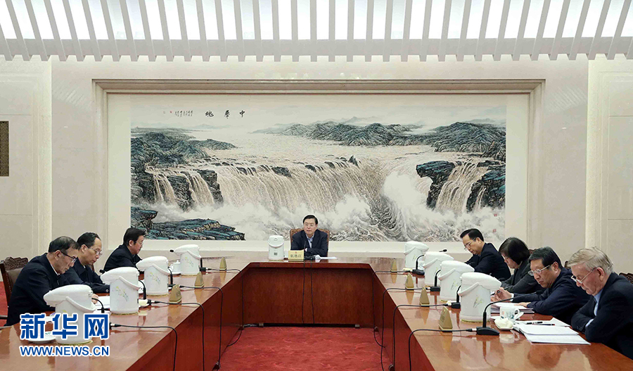 1月16日，中共十二屆全國人大常委會黨組在北京召開會議，認真學習領會習近平總書記在十九屆中央紀委二次全會上的重要講話和全會精神，研究部署貫徹落實工作。全國人大常委會委員長、常委會黨組書記張德江主持會議并講話。新華社記者 劉衛(wèi)兵 攝