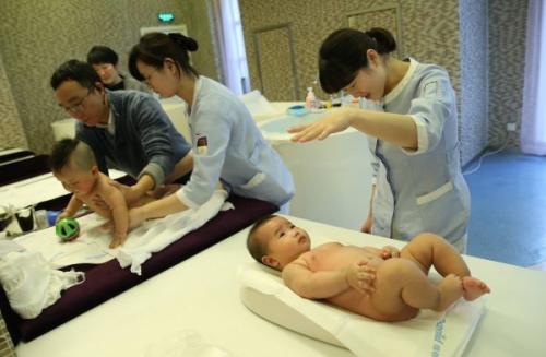 資料圖片：1月30日，母嬰家庭保健師在上海一家月子會所內(nèi)護理嬰兒。新華社記者 裴鑫 攝