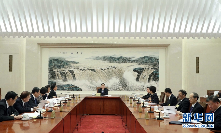 2月23日，十二屆全國人大常委會(huì)第一百一十三次委員長會(huì)議在北京人民大會(huì)堂舉行，張德江委員長主持。 新華社記者 劉衛(wèi)兵 攝