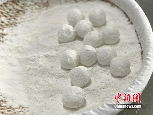 制作元宵時，首先要將餡料做好，沾上水，再投進盛滿糯米粉的笸籮內(nèi)搖。<a target='_blank'  ><p  align=