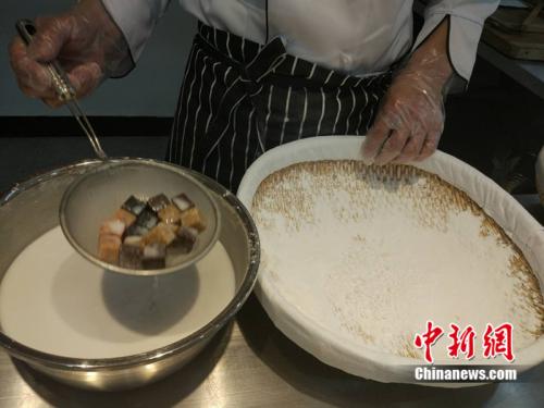 制作元宵時，首先要將餡料做好，沾上水，再投進盛滿糯米粉的笸籮內(nèi)搖。<a target='_blank'  ><p  align=