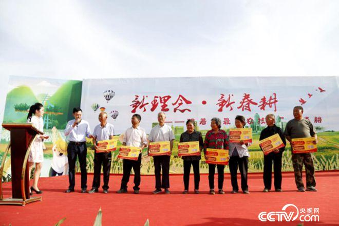 愛心企業(yè)與貧困農(nóng)戶結(jié)對子、送肥料