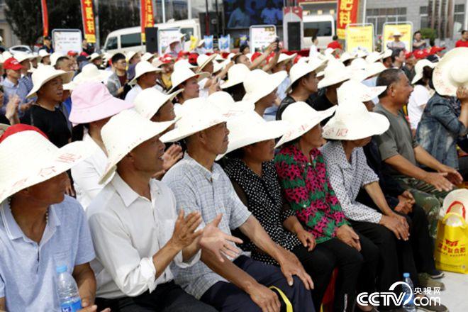 活動(dòng)現(xiàn)場，農(nóng)戶們聽講很認(rèn)真