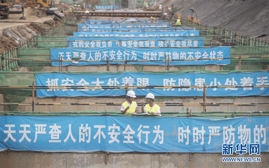 （新時(shí)代奮斗者·圖文互動）（3）當(dāng)一群“90后”與工地相遇——記奮戰(zhàn)在軍運(yùn)會工地上的90后新農(nóng)民工