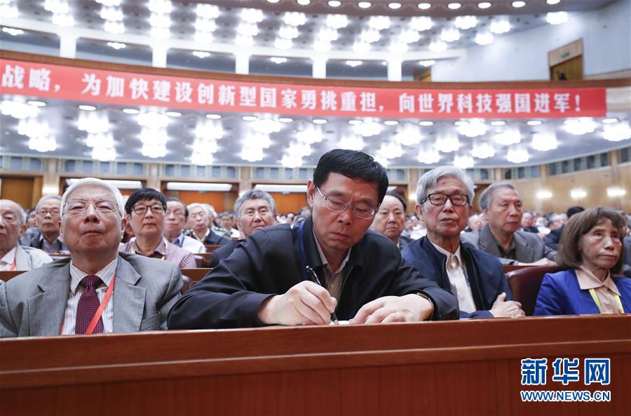 （新華全媒頭條·圖文互動(dòng)）（4）向著建設(shè)世界科技強(qiáng)國的偉大目標(biāo)奮勇前進(jìn)！——習(xí)近平總書記在兩院院士大會(huì)上的重要講話引起熱烈反響之一 