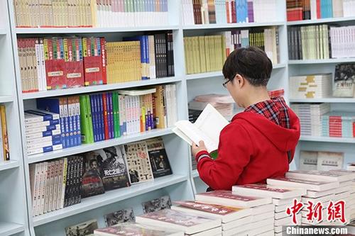 5月9日，一女子在哈爾濱市某書店選購(gòu)圖書。從5月1日至5月4日，全國(guó)32家紙廠宣布漲價(jià)，各紙種漲價(jià)幅度為每噸100元至300元不等。對(duì)此，出版行業(yè)業(yè)內(nèi)人士表示“因?yàn)榧垙垉r(jià)格上漲，直接造成了出版成本的明顯增加，出版行業(yè)只能被迫對(duì)圖書定價(jià)進(jìn)行調(diào)整。”
<a target='_blank' >中新社</a>記者 于琨 攝