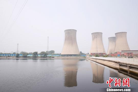 按照規(guī)劃，位于首鋼園區(qū)內(nèi)的滑雪大跳臺建成后將成為世界首例永久保留和使用的單板大跳臺場地。圖為單板大跳臺選址所在地。　韓海丹 攝