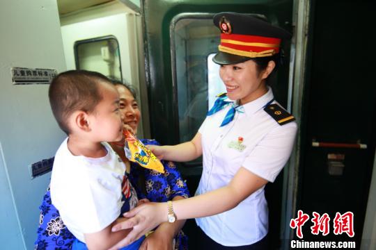 圖為列車(chē)員為旅客提供服務(wù)。(中國(guó)鐵路哈爾濱局集團(tuán)有限公司提供)