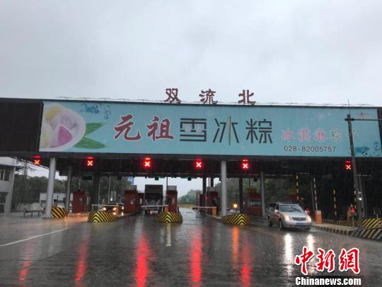網(wǎng)傳車輛被淹的收費(fèi)站現(xiàn)狀?！＄娦?攝