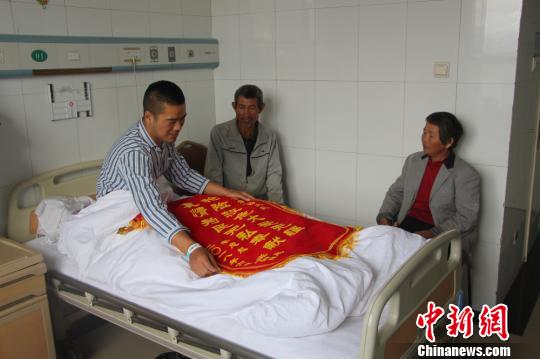 被救的李忠起、張總鳳夫婦看望受傷后的李運飛?！⊥粲?攝
