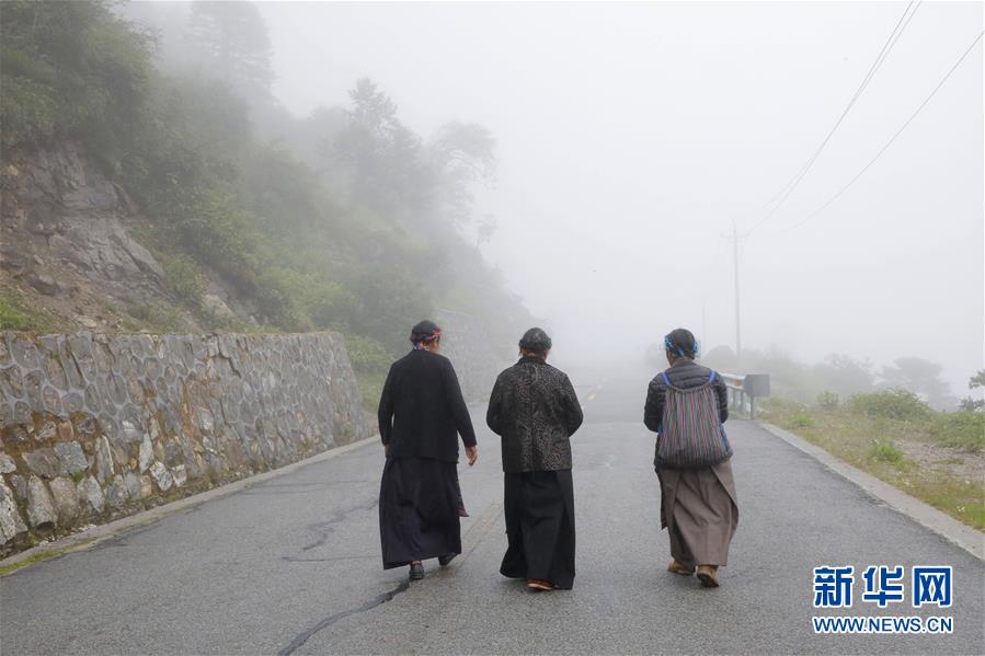 （圖文互動）（10）特寫：“八一”禮物，飛向云端哨所