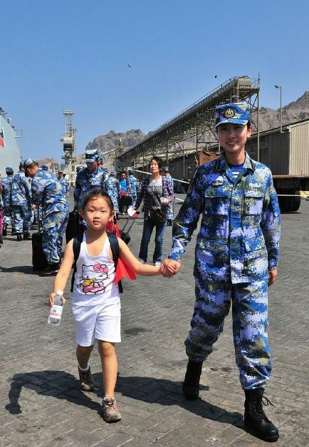 2015年3月，也門，海軍女戰(zhàn)士牽著一名小女孩的手準(zhǔn)備登上軍艦。