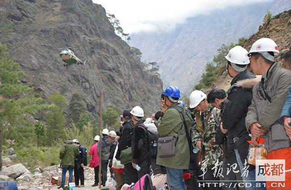 2015年4月，因地震被困尼泊爾的中國公民準(zhǔn)備登機(jī)