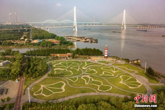 8月9日，航拍南京魚嘴濕地公園，旁邊就是南京第三長江大橋。 <a target='_blank' >中新社</a>記者 泱波 攝