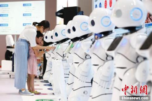 圖為8月15日，2018世界機器人大會在北京亦創(chuàng)國際會展中心揭幕，160余家中外機器人領(lǐng)軍企業(yè)帶來的前沿產(chǎn)品集體亮相，讓觀眾直接感受科技改變生活。<a target='_blank' >中新社</a>記者 富田 攝
