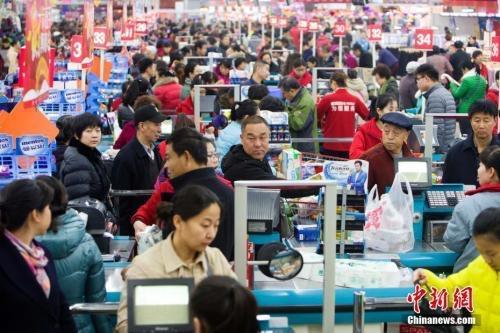 資料圖：民眾購(gòu)買(mǎi)生活用品。張?jiān)?攝