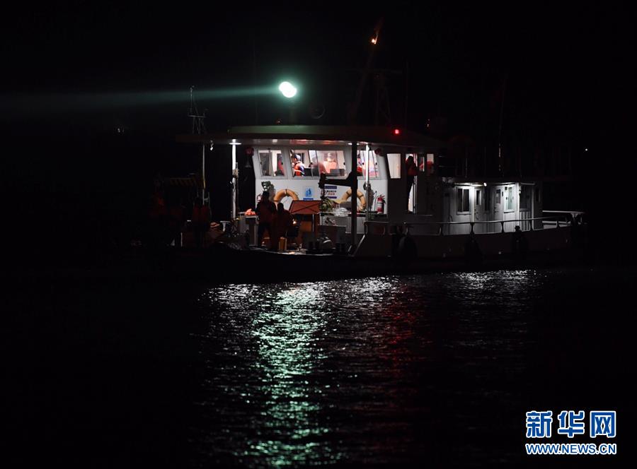 （重慶公交車墜江事故·圖文互動）（2）夜幕降臨，重慶萬州公交客車墜江事故救援工作仍在進行中