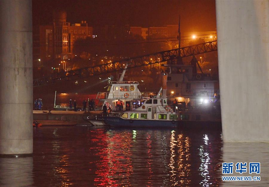 （重慶公交車墜江事故·圖文互動）（3）夜幕降臨，重慶萬州公交客車墜江事故救援工作仍在進行中