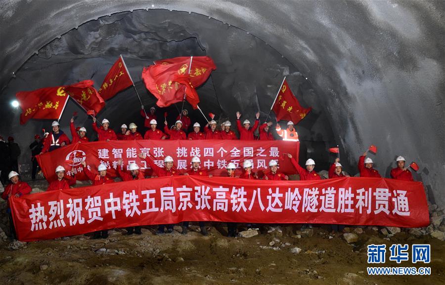 （新華全媒頭條·圖文互動(dòng)）（1）領(lǐng)航！向著高質(zhì)量發(fā)展堅(jiān)定前行——以習(xí)近平同志為核心的黨中央引領(lǐng)中國(guó)經(jīng)濟(jì)發(fā)展述評(píng)