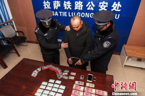 資料圖：一犯罪嫌疑人對(duì)拉薩鐵路警方查獲的火車票進(jìn)行指認(rèn)。　胡傳鑫 攝