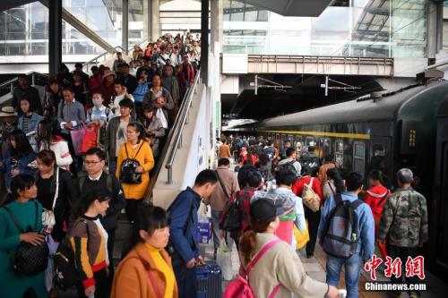 資料圖：2018年3月12日，旅客在昆明火車站進(jìn)站乘車。<a target='_blank' ><p  align=