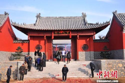 資料圖：元旦小長假期間，威海南海新區(qū)云龍山上舉辦新年廟會。　劉昌勇 攝