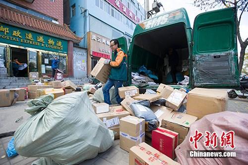 資料圖：物流人員在分揀快遞。<a target='_blank' ><p  align=