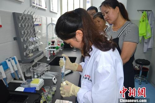 資料圖：工作人員根據(jù)消費(fèi)者要求現(xiàn)場(chǎng)檢驗(yàn)，共筑食品安全。<a target='_blank' ><p  align=